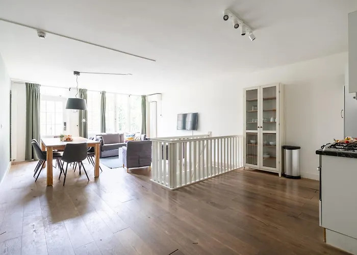 Апарт-отель Dockside Flats 3*