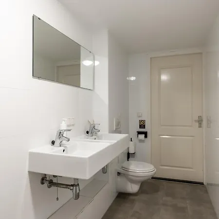 Dockside Flats Aparthotel