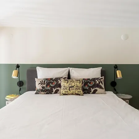 Dockside Flats Aparthotel 4*