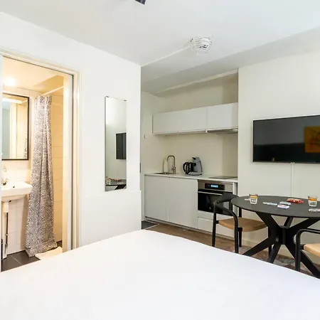 Dockside Flats Aparthotel 4*
