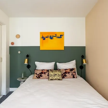 Dockside Flats Aparthotel 4*