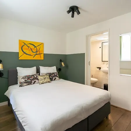 Dockside Flats Aparthotel 4*