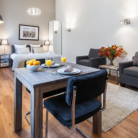 Dockside Flats Apartmanhotel 3*