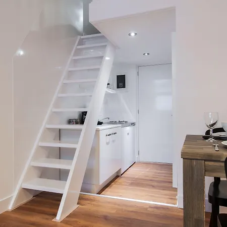 Dockside Flats Aparthotel 3*