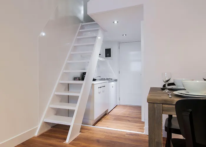 Dockside Flats アパートホテル 3*