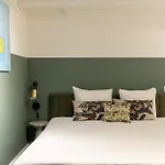 מלון דירות Dockside Flats 3*