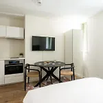 מלון דירות Dockside Flats 3*