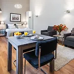 Dockside Flats מלון דירות 3*