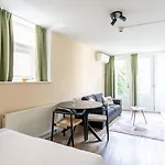 Dockside Flats מלון דירות