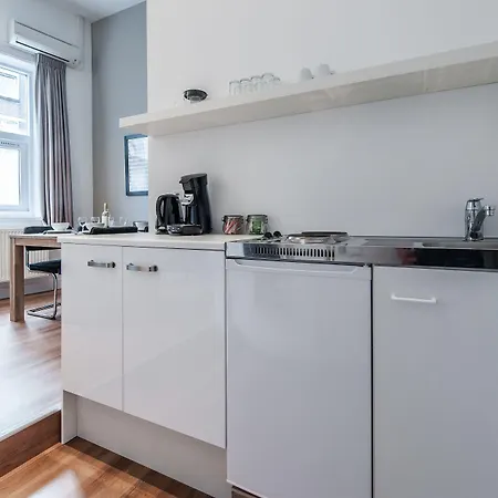 Dockside Flats Aparthotel 3*